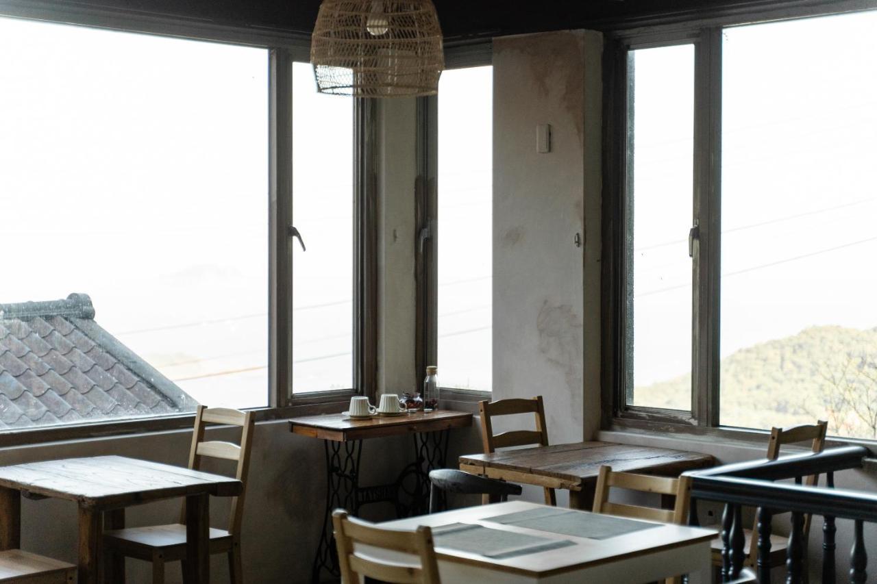 Mountain Traveler Inn Цзюфень Екстер'єр фото